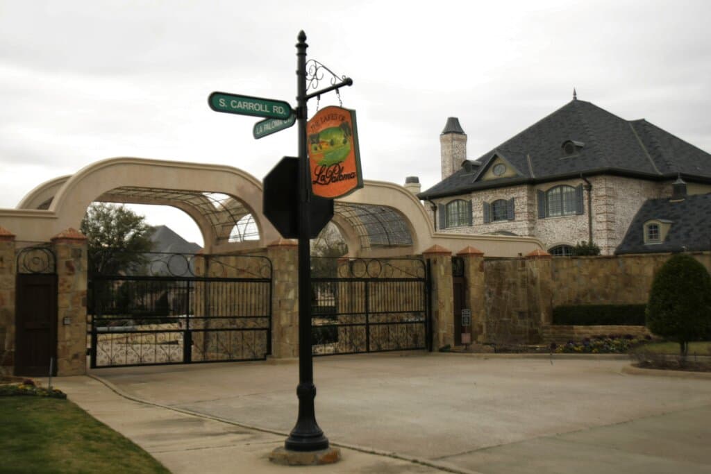 Fachada de una mansión en Southlake, Texas. (AP Photo/Mike Fuentes)