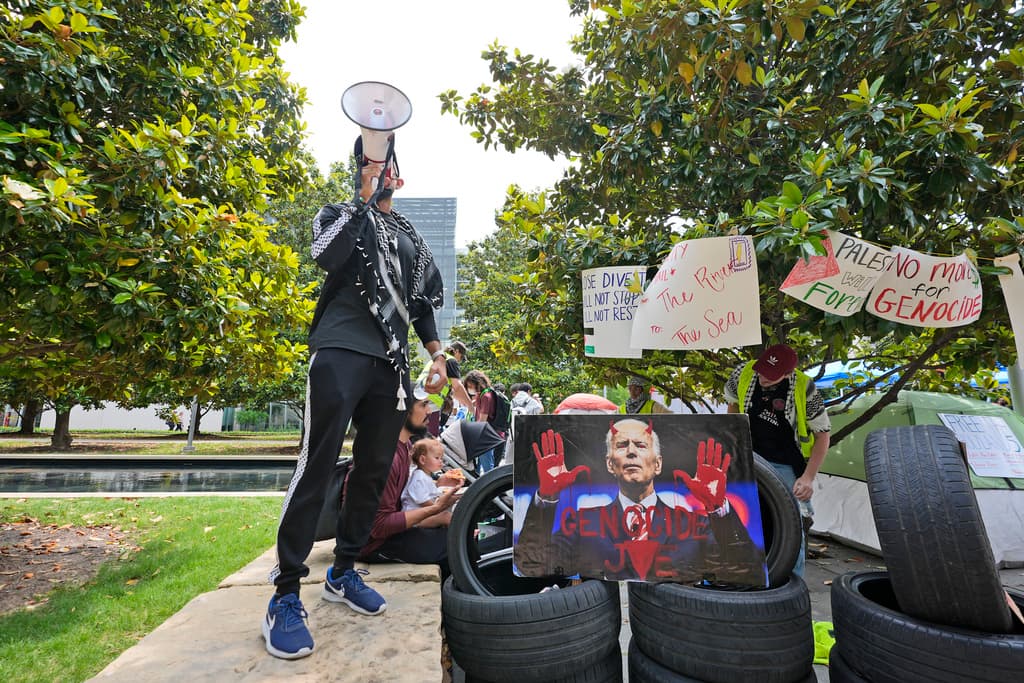 Los manifestantes en la Universidad de Texas (UT) en Dallas reclaman el fin del fuego contra Gaza. Exigen, además, a la institución que se exprese en contra de la ofensiva de Israel que afecta a los habitantes de la franja de Gaza.
