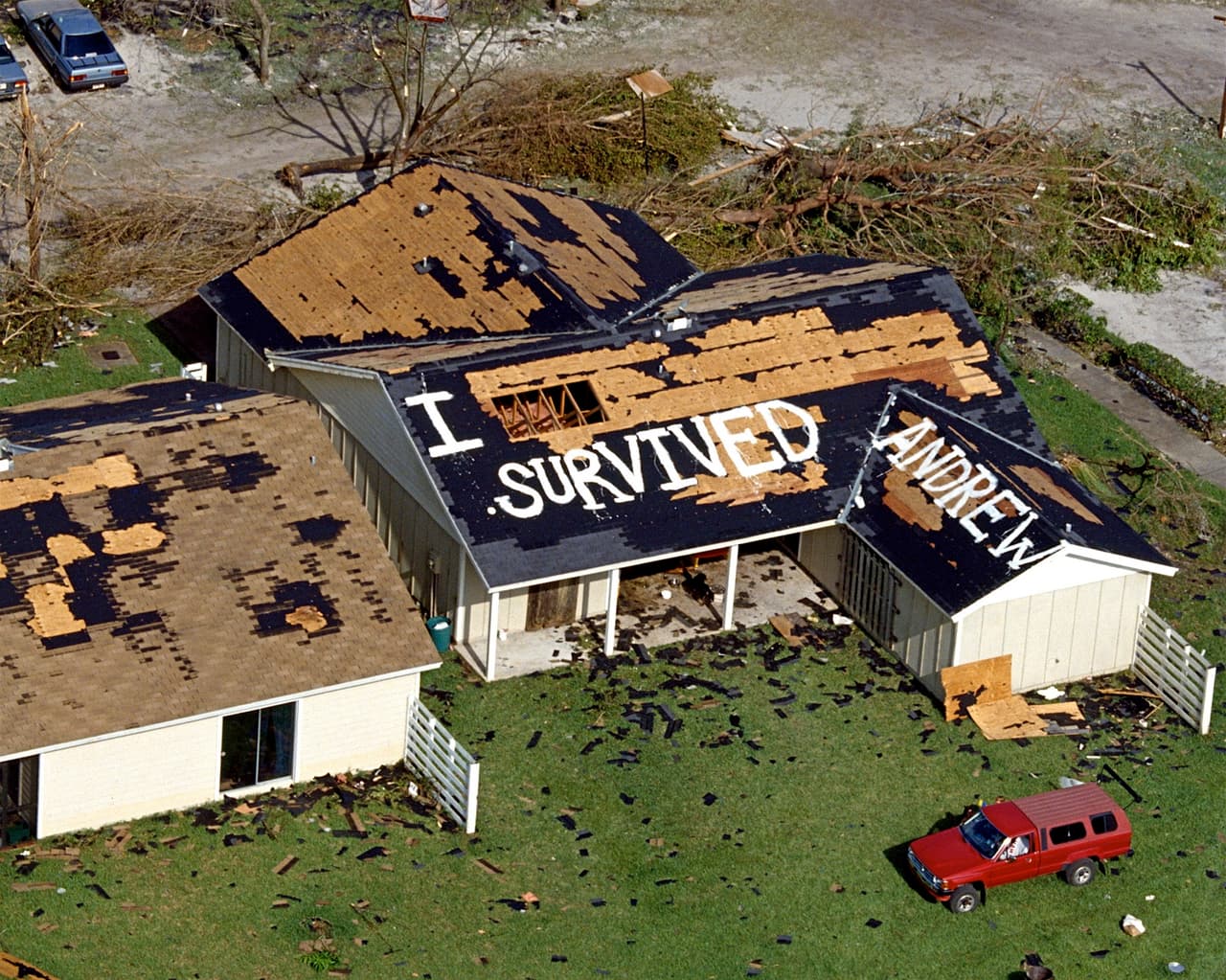 <b>El Huracán Andrew </b>azotó Miami en agosto de 1992. Publicada en la revista 
<i>Newsweek</i>, tomada desde un helicóptero uno o dos días después de que arrasó la ciudad.