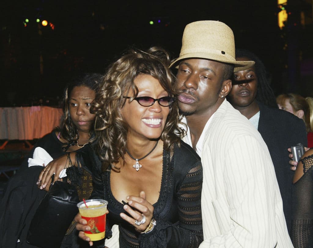 Pero Robyn no saldría de la vida de Whitney a pesar de su relación con el también cantante Bobby Brown. Ellos se conocieron en 1989 en los premios Soul Train Music Awards, más tarde su amistad se convertiría en noviazgo. Se casaron el 18 de julio de 1992, según relata un artículo de 
<a href="https://www.revistavanityfair.es/sociedad/celebrities/articulos/boda-de-whitney-houston-y-bobby-brown-drogas-matrimonio/25124" target="_blank">Vanity Fair</a>. 
<br>