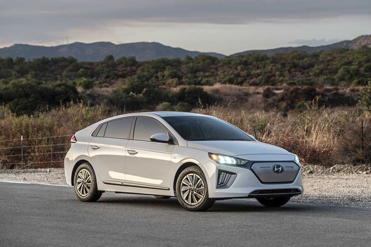 <h3 class="cms-H3-H3"><b>4. Hyundai Ioniq Electric</b></h3>
<br>
<br>
<b>Puntaje: 65/100</b>
<br>
<br>Con un sistema de propulsión totalmente eléctrico, el Hyundai Ioniq Electric tiene un consumo de energía equivalente a 4.3 millas por kWh en ciudad y 3.6 millas por kWh en carretera.
<br>