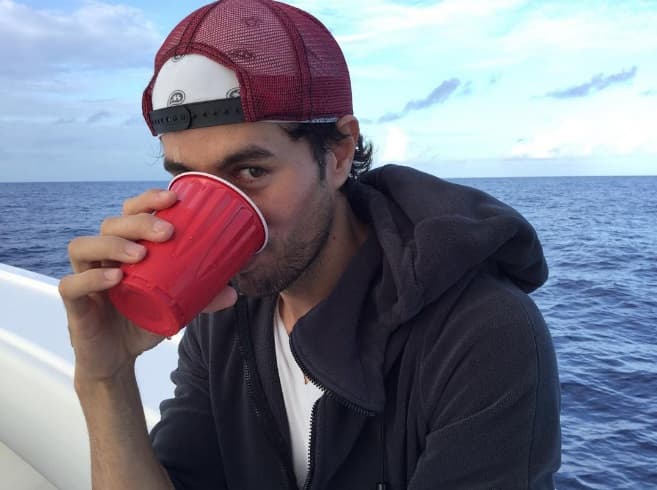 Además usa las gorras de muchas formas, llevarla hacia atrás también lo hace lucir cool.