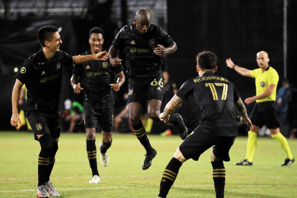 Al 80’ llegó el quinto para los locales. Mohamed tuvo todo el tiempo para colocarse para fusilar con un zurdazo desde fuera del área grande. Rossi marcó su cuarto gol al 90+3. LAFC cerrará la ronda de grupos ante Portland Timbers y LA Galaxy hará lo propio ante Houston Dynamo.