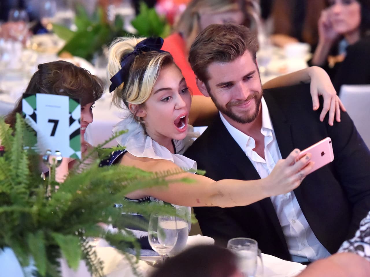 El pasado sábado 10 de agosto, el mundo supo, por medio de un portavoz de la actriz y cantante 
<b>Miley Cyrus</b>, que ella y el actor 
<b>Liam Hemsworth</b> habían 
<b><a href="https://www.univision.com/famosos/besos-con-quien-miley-cyrus-se-separo-de-liam-hemsworth-y-esto-es-lo-que-sabemos-fotos" target="_blank">decidido separarse</a></b>. En la confirmación no se mencionó la palabra divorcio.