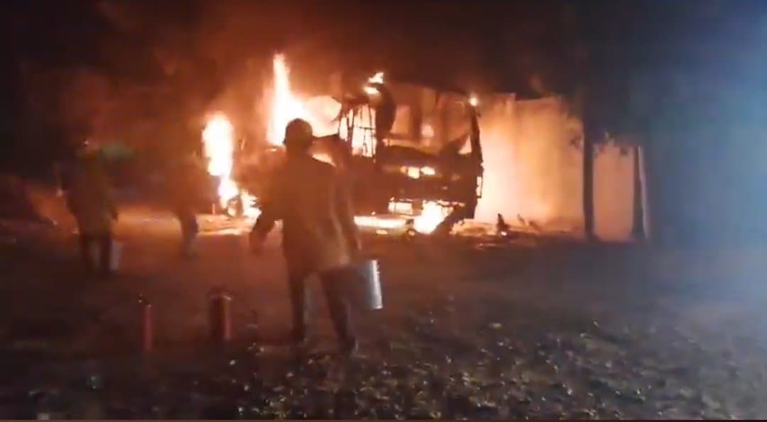 Según informaron testigos, en horas de la madrugada, hombres armados rociaron el autobús con gasolina y le prendieron fuego.