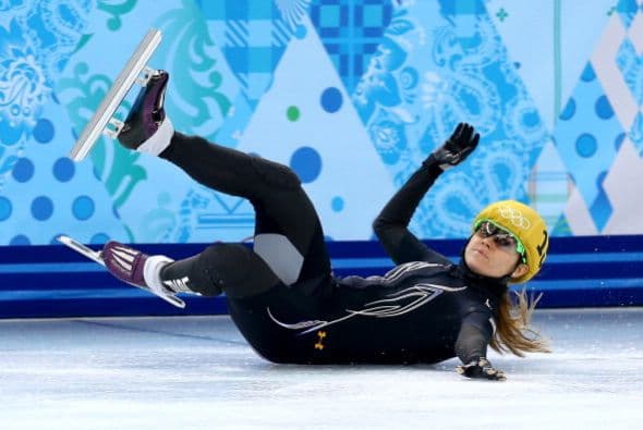 La patinadora Jessica Smith, de Estados Unidos, fue a dar al suelo en las eliminatorias de 500 metros de velocidad.