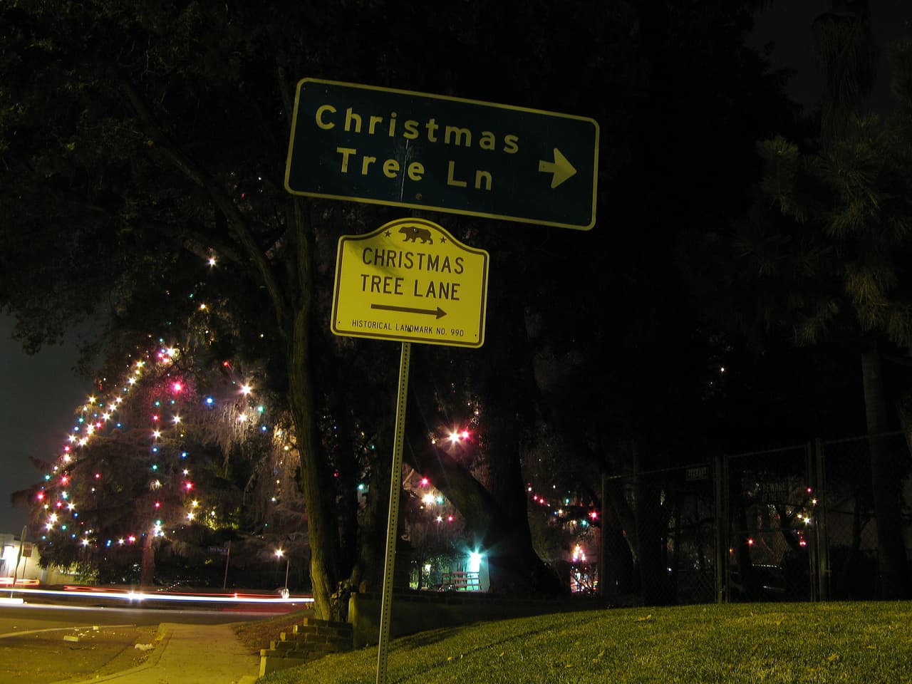 El paseo decorado regularmente inicia el 14 de diciembre hasta Navidad a partir de las 6 p.m
<br>
<br>El tramo decorado está en la avenida Santa Rosa entre las calles Mariposa y Mendocino en Altadena.