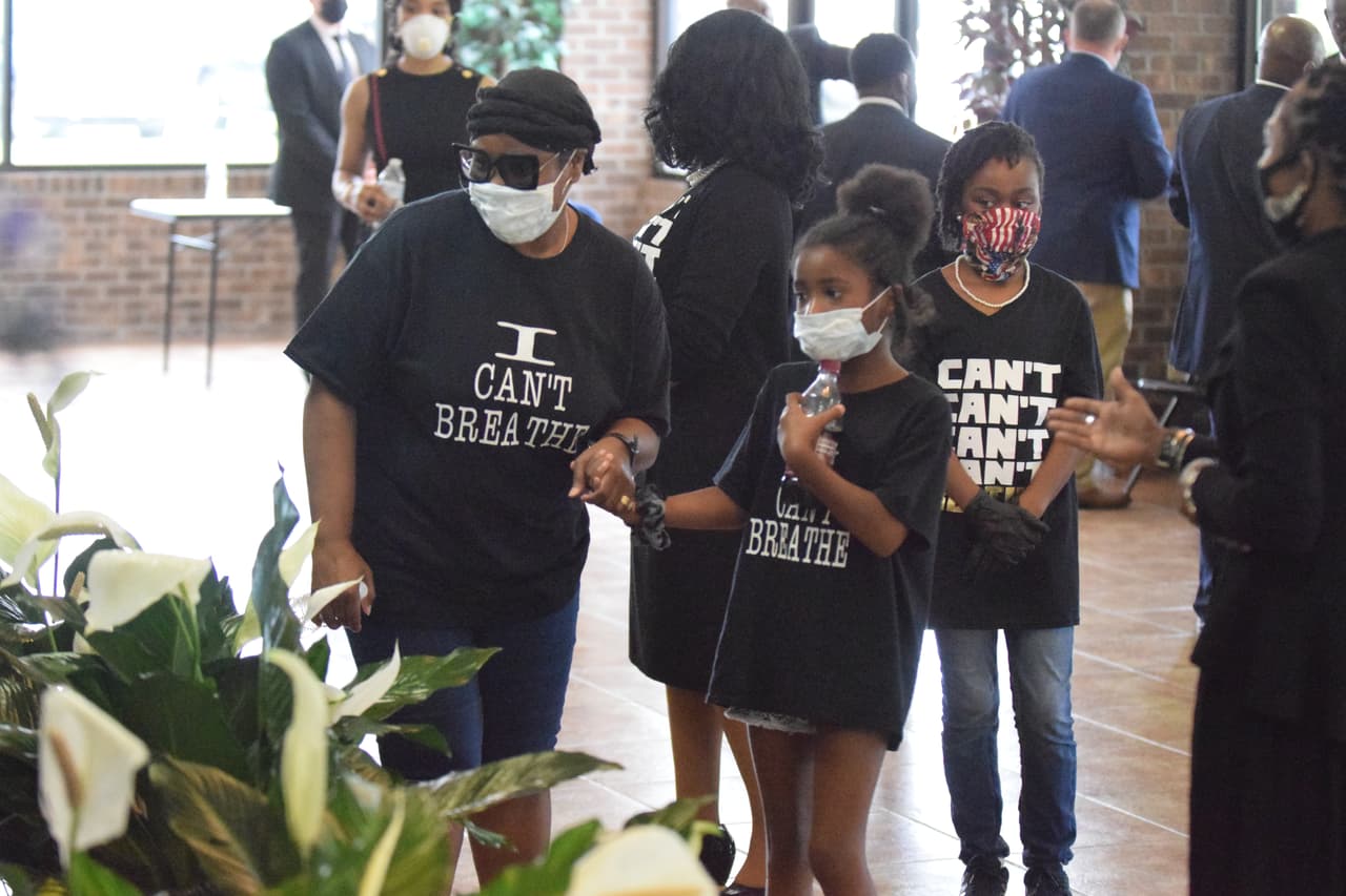 Familias de distintas edades acudieron a la capilla ardiente.
