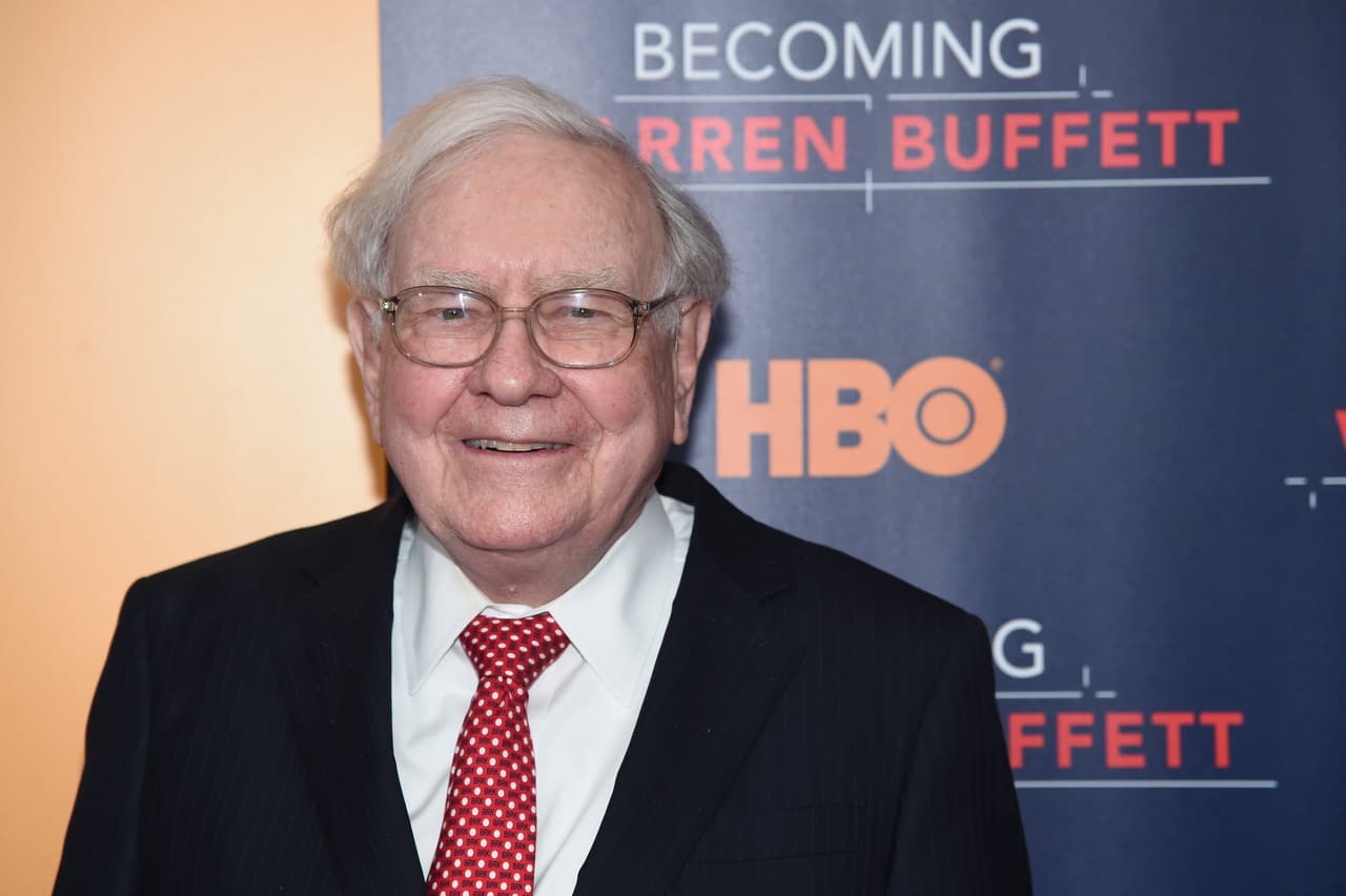 <b>Puesto 8. Warren Buffett</b>
<br>
<br>Donaciones de por vida: 42,800 millones de dólares.
<br>
<br>Porcentaje del patrimonio neto donado: 32.5%.
<br>
<br>Patrimonio neto: 88,800 millones de dólares.
<br>
<br>Enfoque de sus aportes: salud y el alivio de la pobreza.
<br>
<br>El empresario de 90 años ha dicho que tiene la intención de regalar buena parte de su riqueza y se ha unido a Bill y Melinda Gates para pedir a los estadounidenses ricos que hagan mayores aportes caritativos. En 2020 donó 2,900 millones de dólares en acciones de su compañía, Berkshire Hathaway Inc, a cuatro organizaciones benéficas y a la Fundación Bill y Melinda Gates.