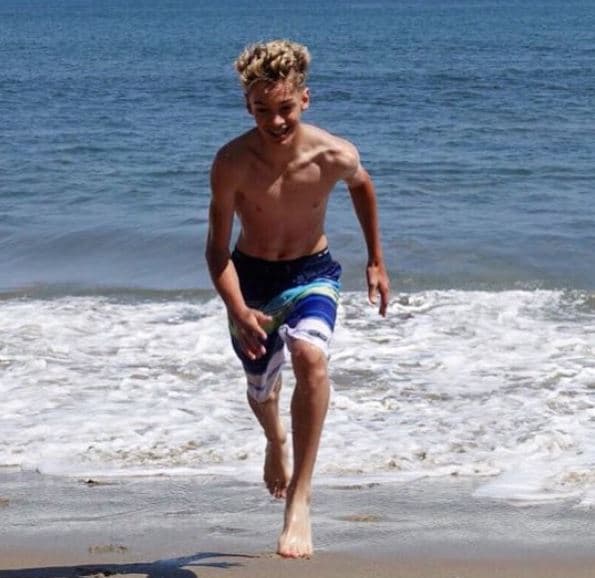 Hace mucho ejercicio y está formando músculos tan fuertes como los de su padre.