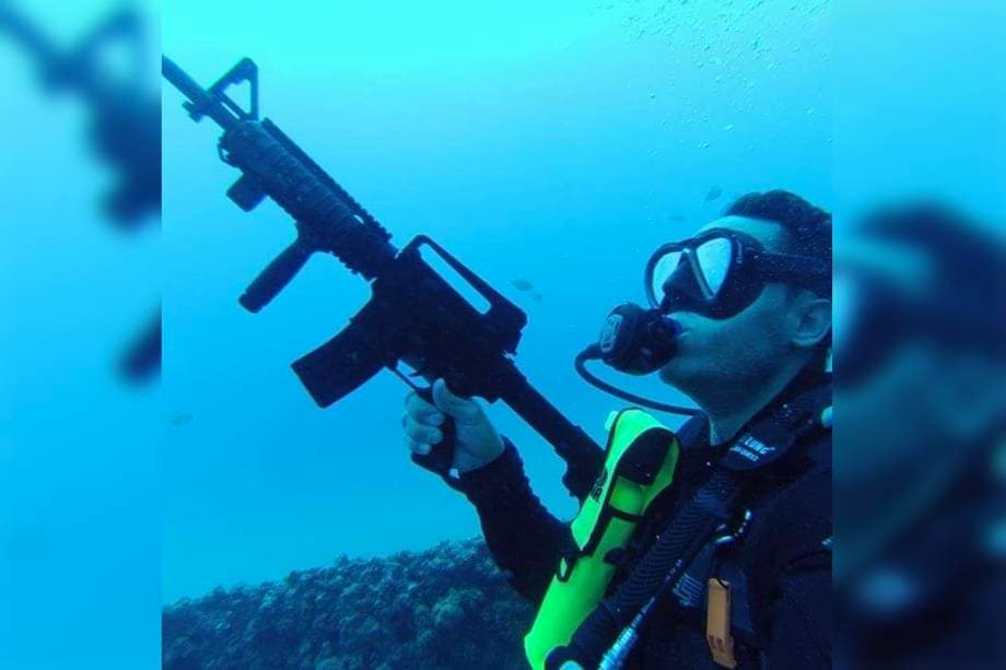 Oscar Perez in a social media photo in scuba gear with an assault rifle.