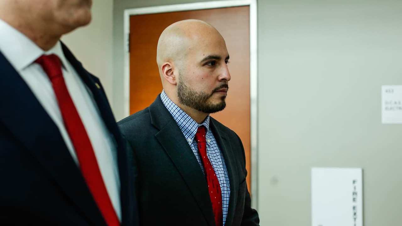 Exoficial del NYPD condenado a prisión por lanzar una hielera que mató a un hombre.