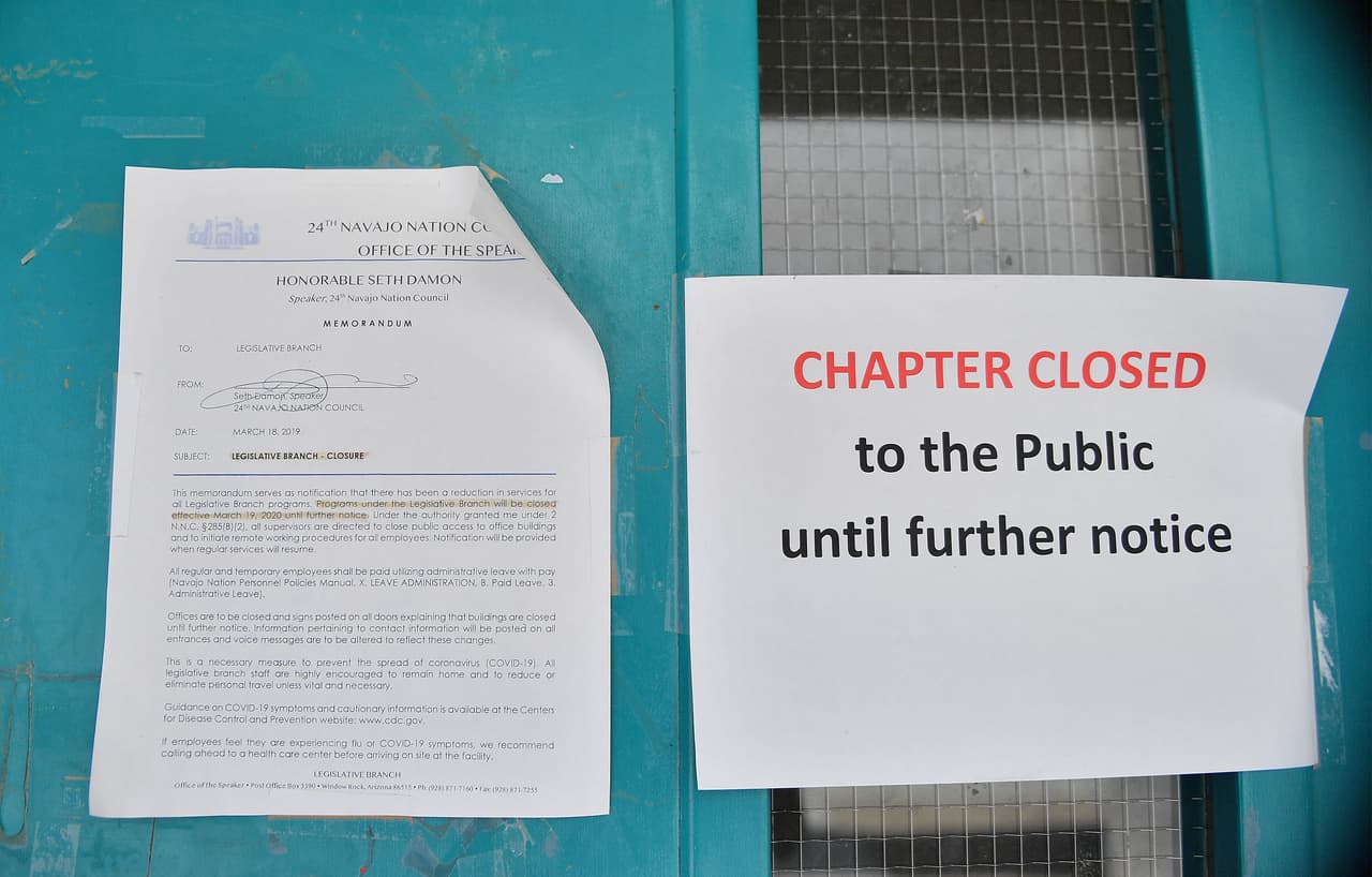 Un aviso de cierre en la entrada de la Sala de To'Hajiilee debido a la propagación del coronavirus en la Reserva India de To'Hajiilee, Nuevo México. La Nación Navajo, que actualmente sufre la tasa más alta de casos de Covid-19 en Estados Unidos per cápita, ha implementado toque de queda durante los últimos siete fines de semana para tratar de detener la propagación del virus.
