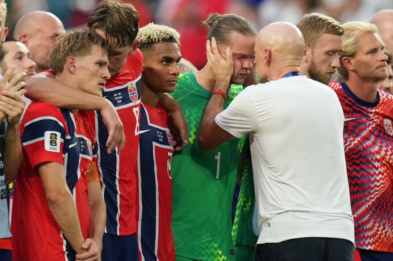 El portero noruego Oerjan Nyland (1) es consolado por el entrenador Stale Solbakken tras el partido de cuartos de final de la Copa Mundial de Fútbol contra Inglaterra en Miami Gardens, Florida, el sábado 11 de julio de 2026.