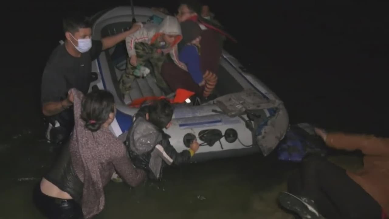 <b>Madre migrante cae de una balsa con su hijo en brazos: escena que se repite en la frontera con México</b>
<br>
<br>Centenares de personas cruzan por la noche desde el lago México a Texas. Cada balsa lleva abordo unos 8 o 10 migrantes, entre ellos menores de edad.