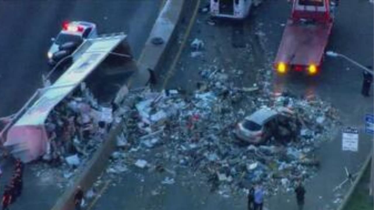 Camión de basura choca, vuelca y tira carga sobre el Brooklyn Queens Expressway; hay 4 heridos