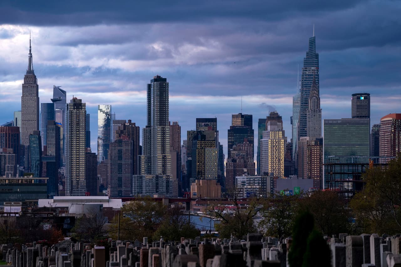 <b>Nueva York</b> encabeza la clasificación mundial con 100 puntos generales. La ciudad también alcanzó 100 puntos en ciencias económicas. En capital humano obtuvo 89.5 puntos, mientras que en calidad de vida registró 80.5. En medio ambiente consiguió 72.8 puntos y en gobernanza alcanzó 75.7.