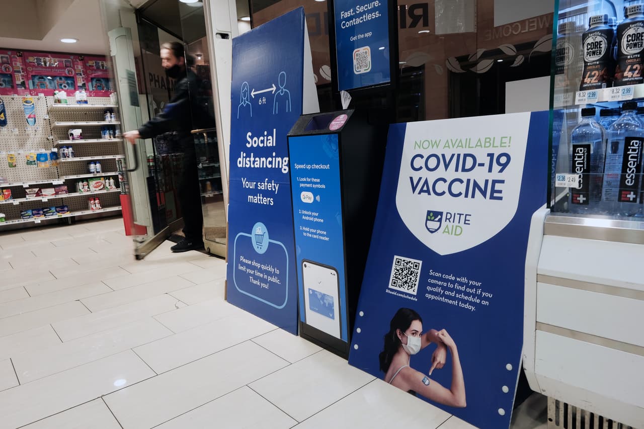 A pesar de que la variante ómicron acapara la atención, delta sigue presentando el mayor riesgo, ya que el 99% de las pruebas positivas son de esa cepa.