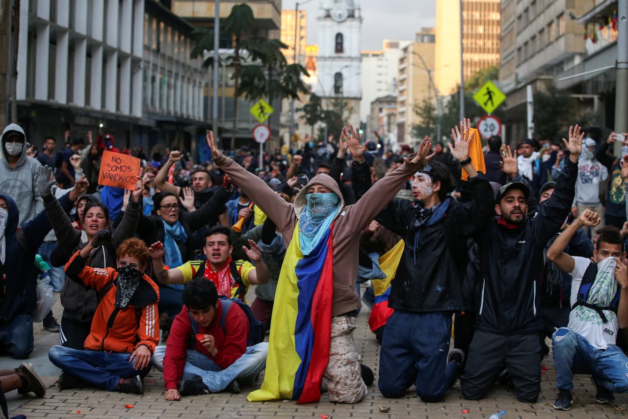 <b>"No somos vándalos"</b>, aseguran jóvenes manifestantes en una protesta el 22 de noviembre del 2019 en Bogotá.