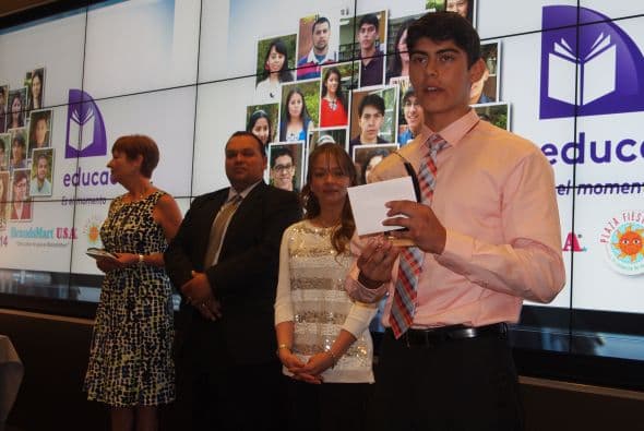 Como cada año, desde 2004, Univision Atlanta y Brandsmart festejaron a los 16 jóvenes hispanos ganadores de la beca Liga de Campeones y medio de una emotiva ceremonia que concluyó con una deliciosa cena para todos los asistentes.