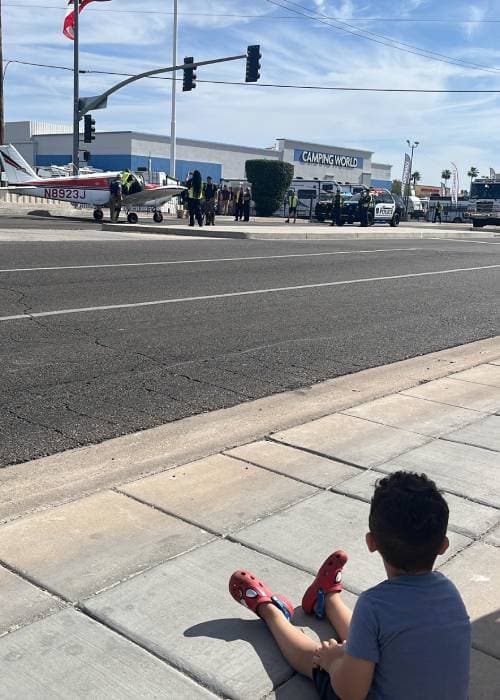 Espectadores, asombrados ante el aterrizaje de emergencia.