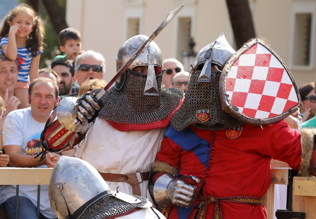 Se trató de la simulación de una lucha medieval en la que 
<b>Pierre Casiraghi</b>, de 30 años, se disfrazó y lideró a un grupo de caballeros en un combate en la plaza del Palacio de Mónaco.