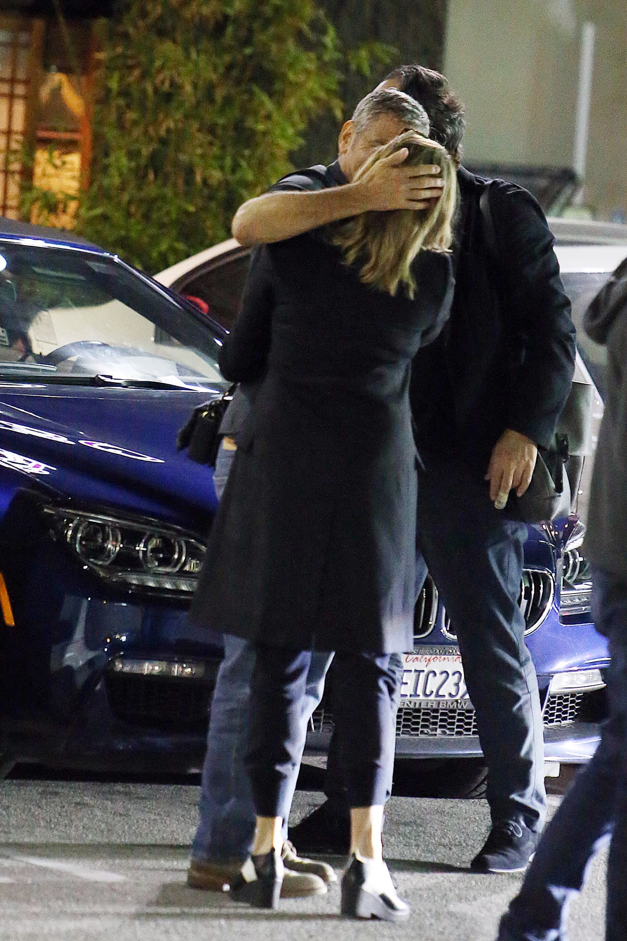 Porque vaya que le mostró cariño George a esta señora rubia.