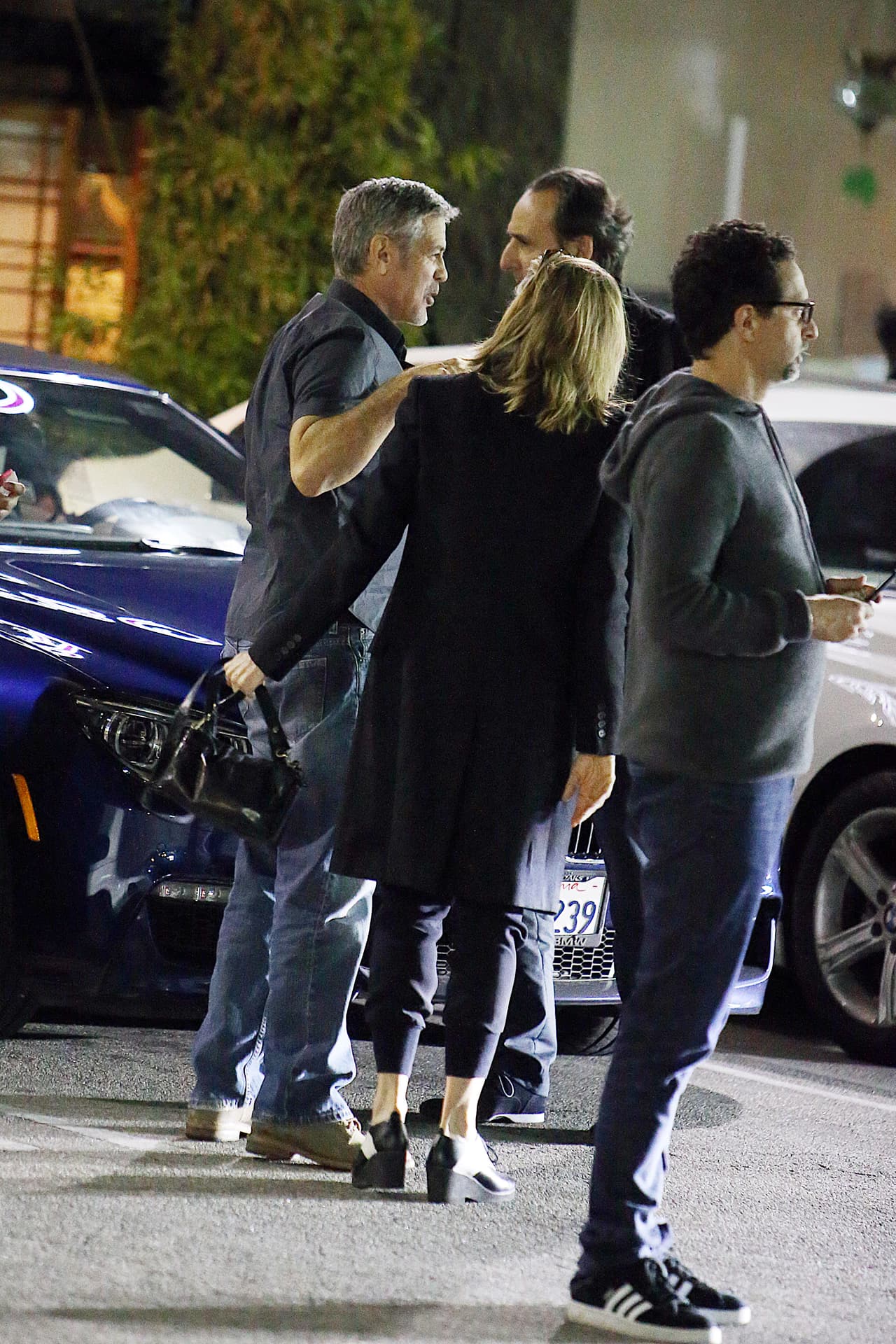 Ahí podemos ver al fondo al músico, frente a Clooney.