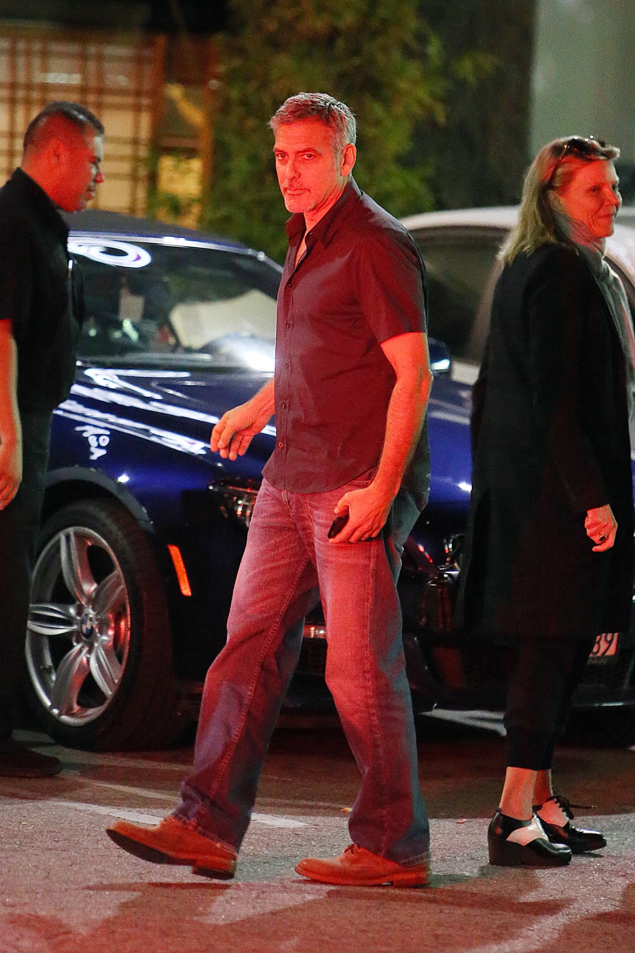 El actor fue visto besando a esta rubia.