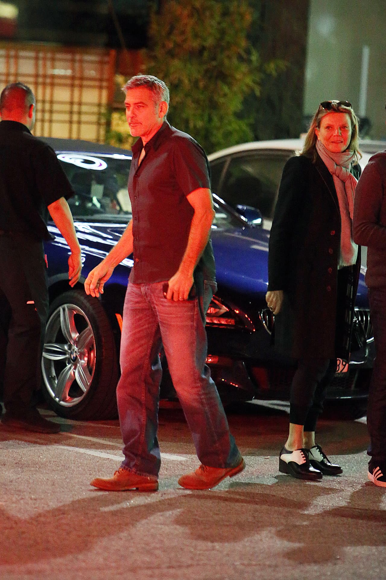 El actor fue visto besando a esta rubia.