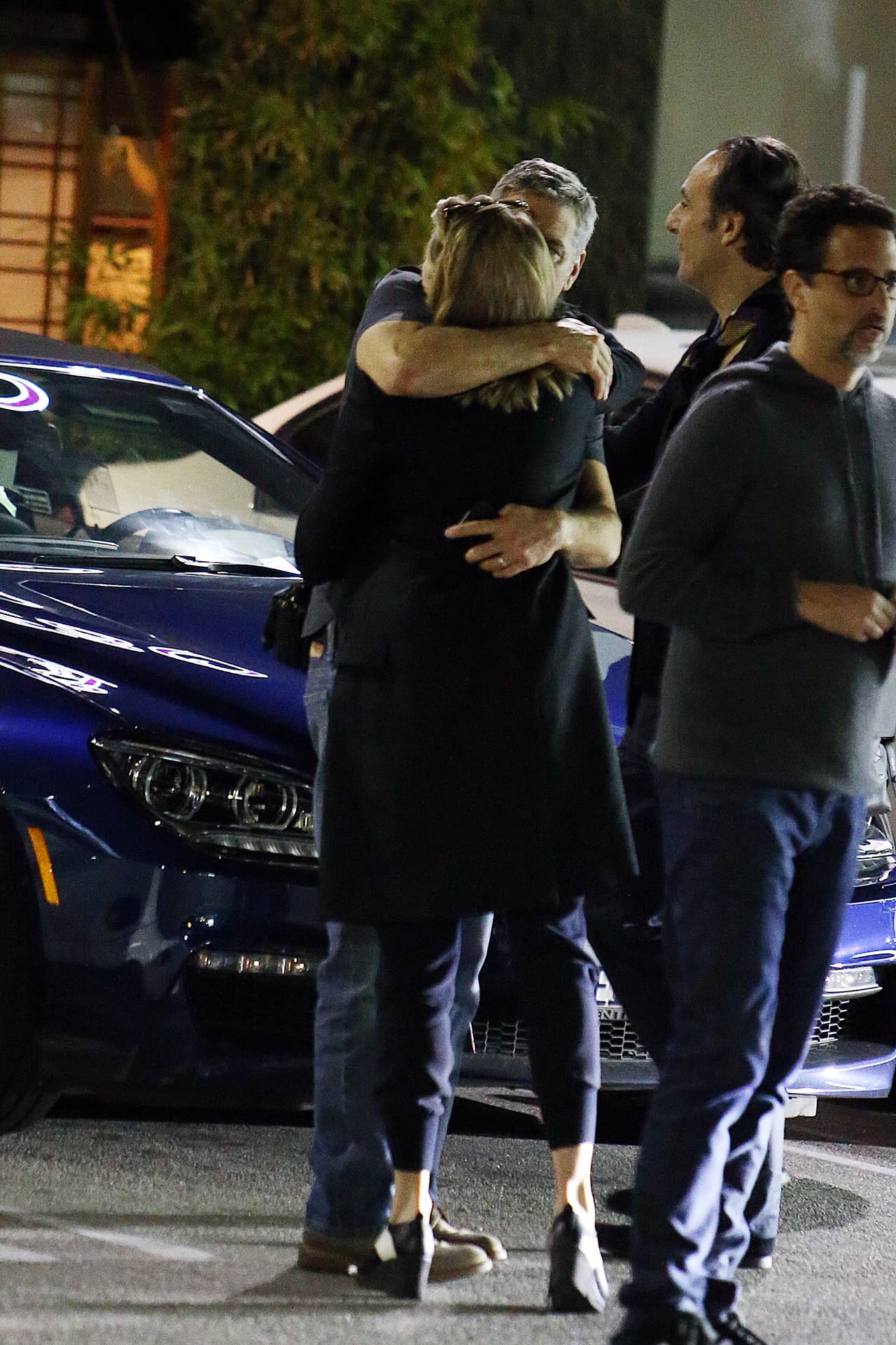 George abrazó y besó a la "misteriosa" mujer.