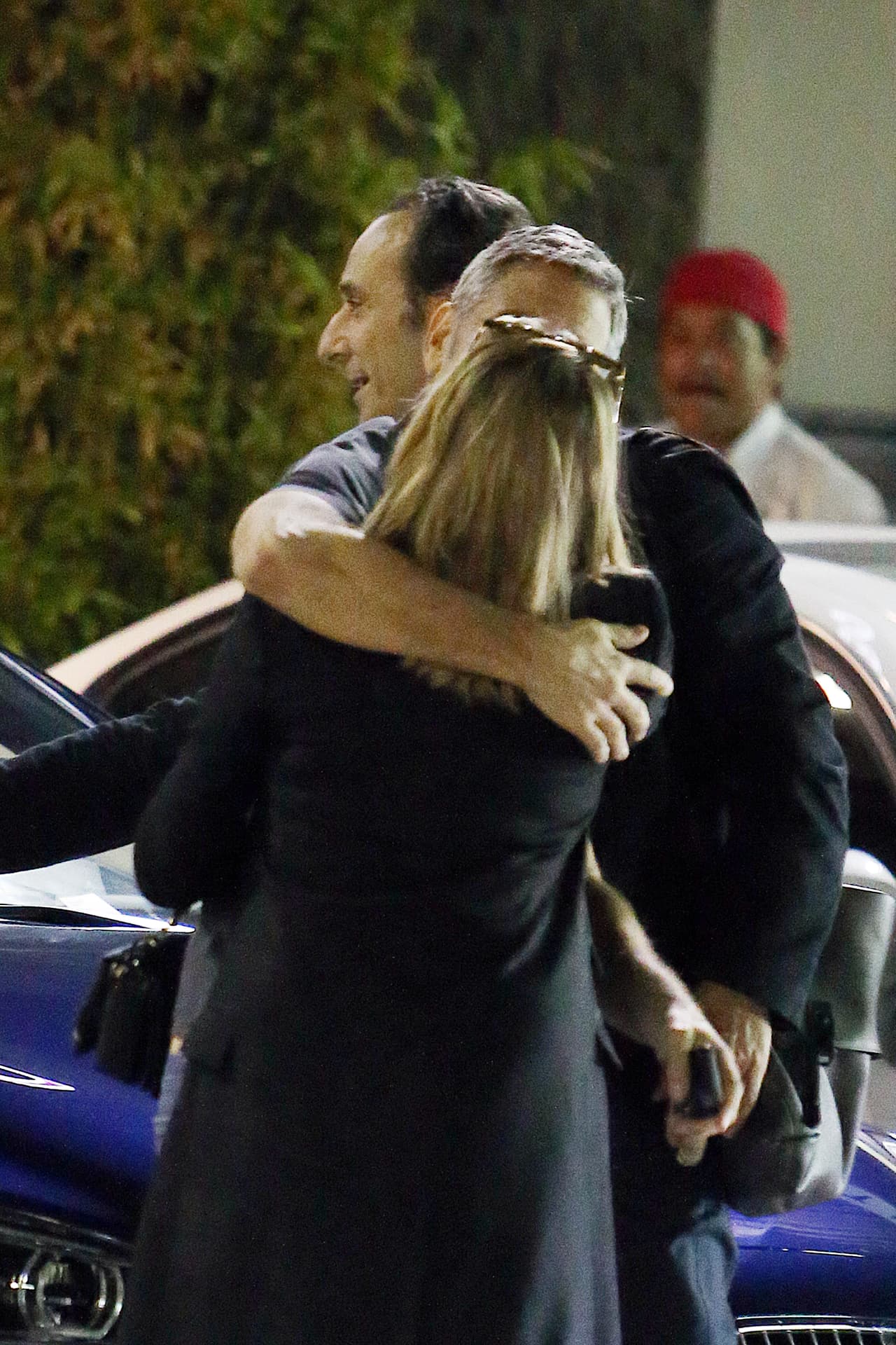 ¡Qué cariñoso está con sus amiguitos!