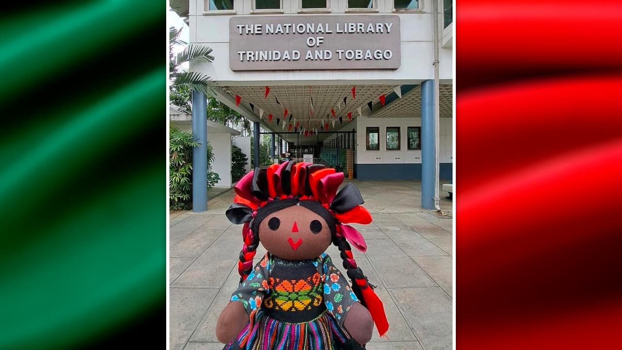 Desde la Biblioteca Nacional de Trinidad y Tobago en la ciudad de Puerto España, la pequeña con sus trenzas se toma una fotografía. 
<b>“Lele” significa “bebé”</b>. Por lo que podemos decir que 
<b>su verdadero nombre es “Muñeca Bebé”</b>.