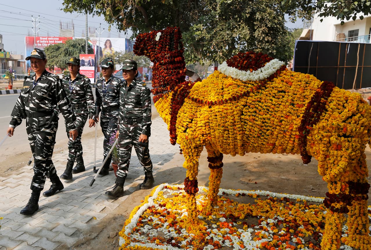 Oficiales de policía patrullan las calles decoradas de Agra, a propósito de la visita del presidente Trump.