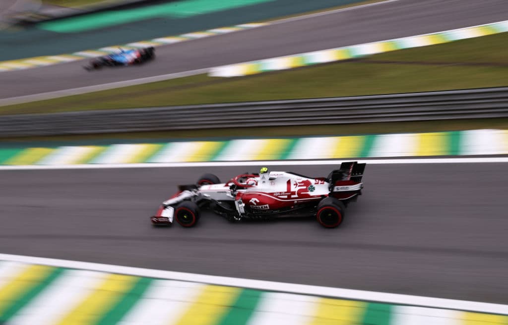 El mexicano Sergio Pérez se quedó en el cuarto sitio de la clasificación para el Sprint del Gran Premio de Brasil en el cual el británico Lewis Hamilton brilló y se quedó con la primera posición a pesar de la sanción que acarrea por modificaciones en el motor. Lewis Hamilton, perderá cinco puestos en parrilla, por cambiar la cámara de combustión del motor de su Mercedes, pero saldrá primero este sábado en la calificación sprint para el Gran Premio de Brasil.