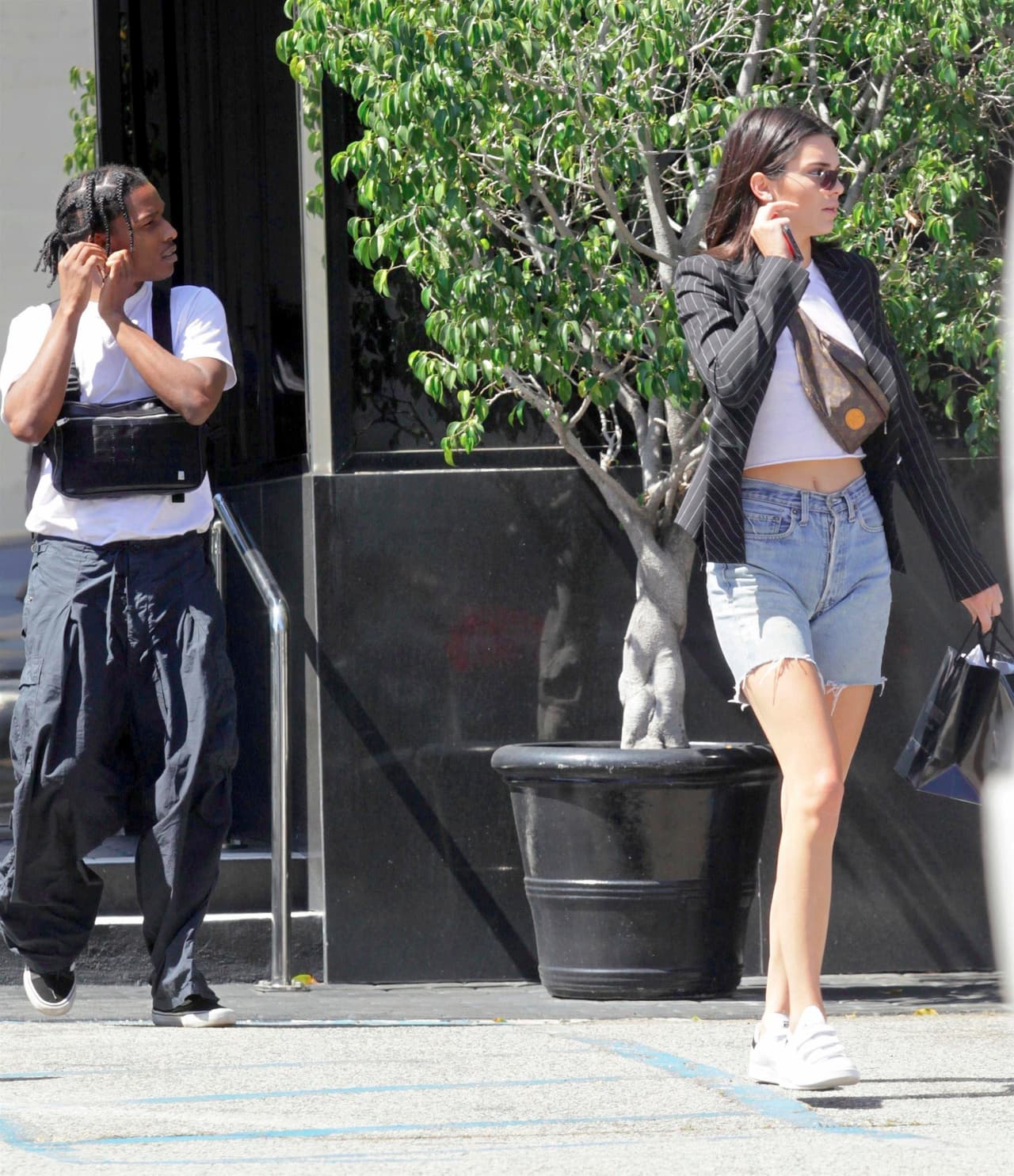 De acuerdo a TMZ, 
<b><a href="https://www.univision.com/famosos/un-peligro-menos-para-kendall-jenner-deportan-a-canada-al-hombre-que-se-dedico-a-acosarla-fotos">la modelo</a></b> y A$AP Rocky tienen un historial sentimental, pues 
<b><a href="https://www.univision.com/entretenimiento/chismes/kendall-jenner-esta-saliendo-con-el-rapero-a-ap-rocky-video" target="_blank">estuvieron saliendo</a></b> en varias ocasiones, aunque desde 2017 ya no se les había visto juntos.