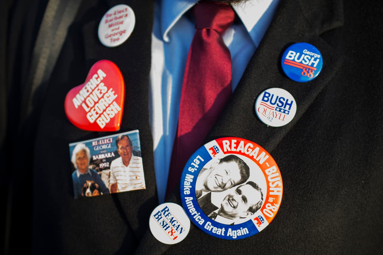 Algunos de los asistentes al Capitolio han llevado banderas y parafernalia de las campañas en las que participó el expresidente. Bush murió el viernes pasado, a los 94 años, y será enterrado el jueves en Texas.