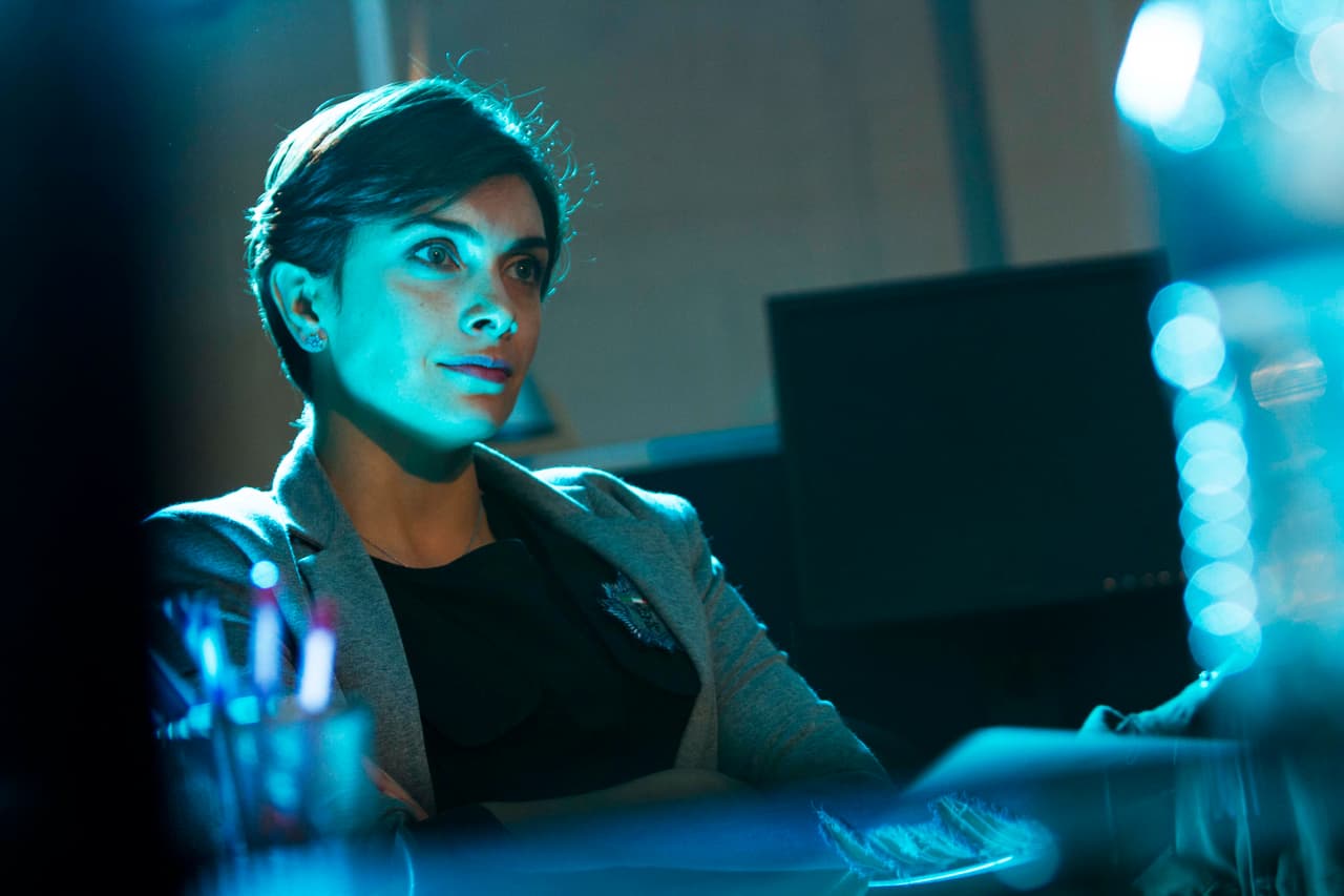 <a href="http://www.univision.com/series/la-piloto/asi-se-grabo-la-impresionante-explosion-causada-por-oscar-en-la-piloto-video"><b>Tras la muerte del agente Baker por la explosión ordenada por Óscar</b></a>, 
<a href="http://www.univision.com/series/la-piloto/maria-de-la-fuente-es-monica-ortega"><b>Mónica</b></a> y 
<a href="http://www.univision.com/series/la-piloto/juan-eduardo-colucho-es-dave"><b>Dave</b></a> tenían la esperanza de obtener información contra los Lucio gracias a las azafatas.