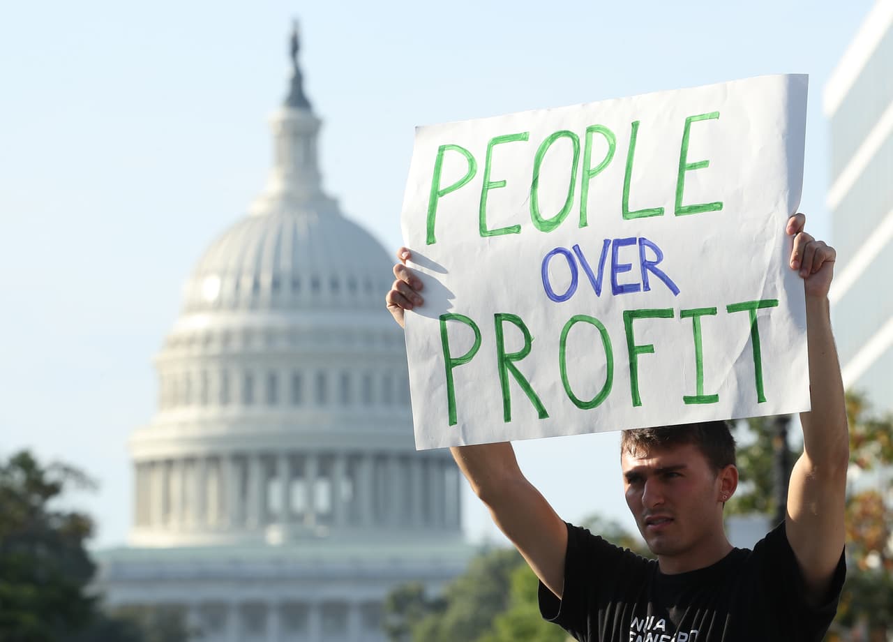 “Personas primero, ganancias después”, se lee en la pancarta, al fondo el Capitolio de EEUU. Antonio Guterres, el secretario General de la ONU dijo que solo aquellos con planes nuevos, específicos y audaces podrán subir al podio para tener la atención mundial en la cumbre sobre el clima.