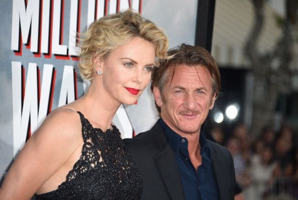 Esto se confirmó durante la gala solidaria de “Help Haiti Home”,en donde hubo besos y abrazos. Ellos se llevan 15 años de edad de diferencia, Charlize, de 38, y Sean con 53 años.