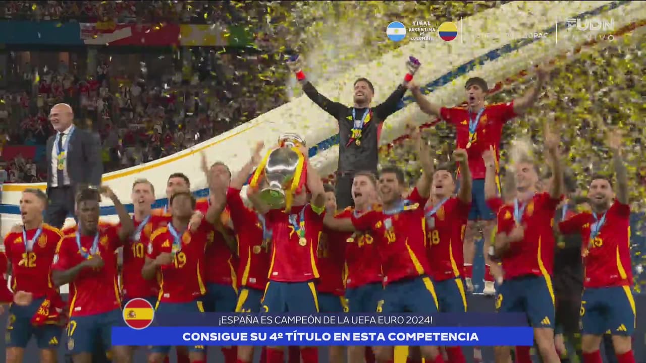 ¡Con la copa al cielo! España festeja con el trofeo de la Euro