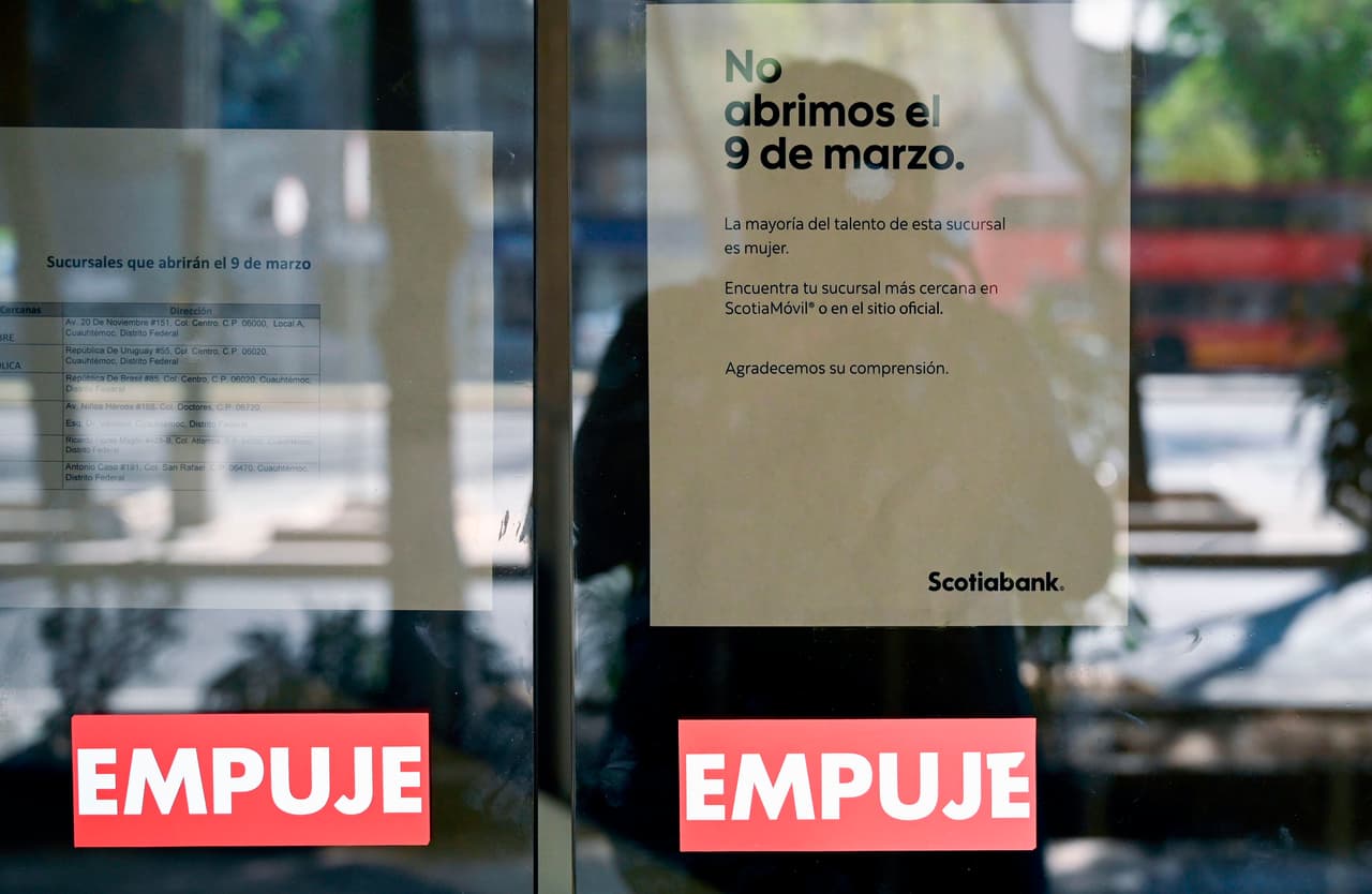 “La mayoría del talento de esta sucursal es mujer” se lee este cartel visto en un banco que no abrió hoy sus puertas. Solo un tercio de las sucursales de Citibanamex abrieron, mientras que la red de sucursales del español BBVA operaba al 40%, según reportó el diario El Universal.