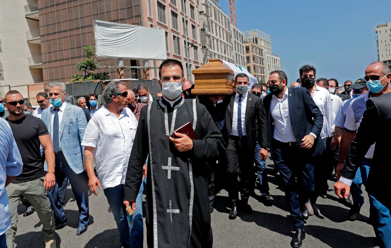 Miembros del partido libanés Kataeb llevaron el ataúd del secretario general de la organización. El presidente libanés, Michel Aoun, aseguró el viernes que se enteró de la existencia de la enorme cantidad de explosivos almacenada en el puerto de Beirut casi tres semanas antes de que estallaran.
<br>