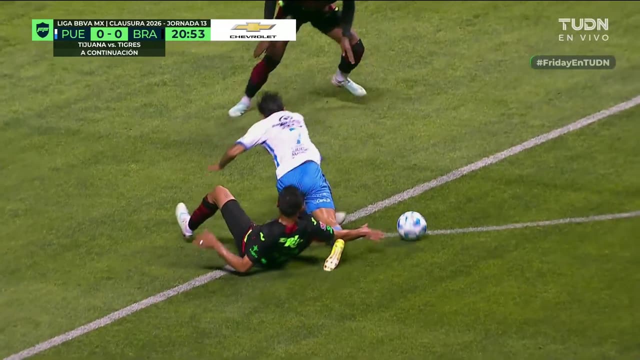 ¿Y esta falta? ¡Clarísima infracción al borde del área que el árbitro no quiso marcar!