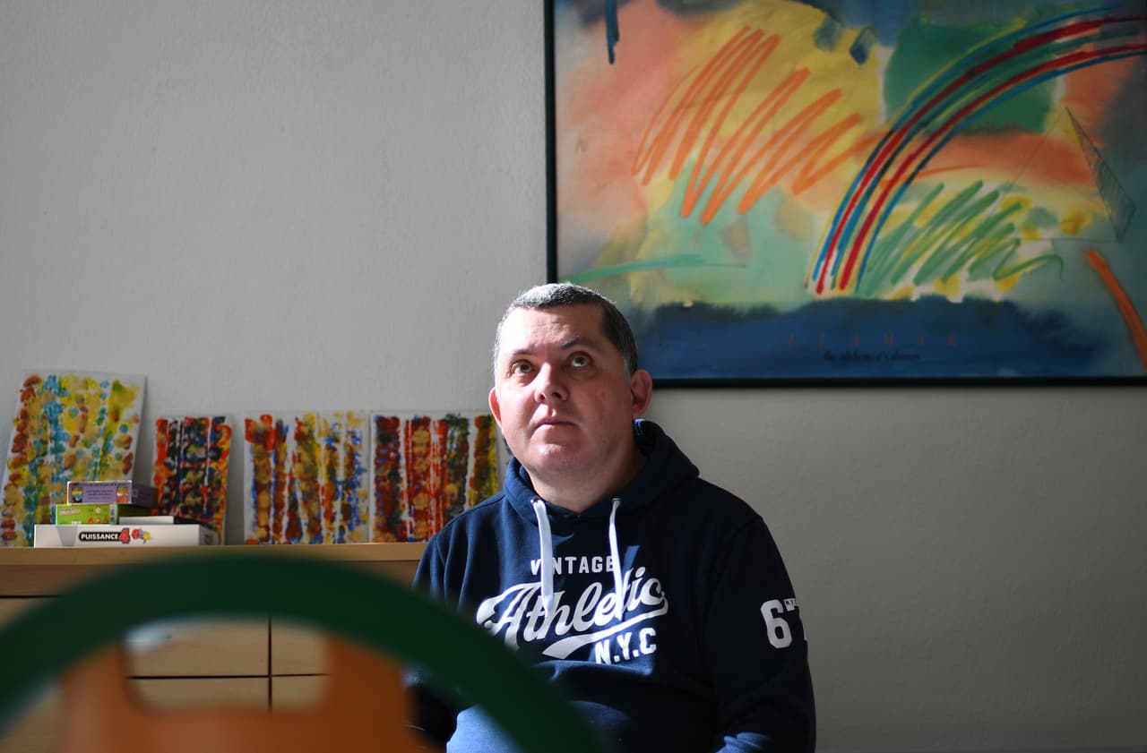 "
<b>Antes había pocas personas con <a href="https://www.univision.com/noticias/salud-mental/la-depresion-es-la-primera-causa-de-discapacidad-en-el-mundo-advierte-la-oms">discapacidades</a> que llegaban a viejas</b>, pero hoy se benefician, como todos, de los avances de la medicina. Se siente la necesidad de encontrarles una salida para cuando ya no estén en sus casas”, explica la directora. "Pero podemos ver que 
<a href="https://www.univision.com/noticias/salud-y-tercera-edad/solos-y-envejeciendo-quien-cuida-a-los-adultos-mayores-sin-familia">hay muy pocas oportunidades</a>".