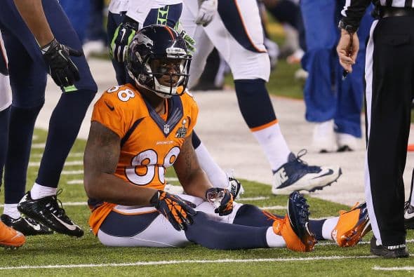 Los Seahawks, con un fútbol "total", el que había trabajado el entrenador del equipo durante toda la temporada regular, el veterano Pete Carroll, derrotaron por paliza de 43-8 a los Broncos, la mejor ofensiva de liga, con el mariscal de campo Peyton Manning a la cabeza. No habían pasado ni 12 segundos desde el comienzo del partido y los Seahawks ya hicieron historia con la anotación más rápida que se había dado jamás en un Super Bowl. Pero lo peor no fue el dejarse anotar dos puntos, sino la imagen de enfrentamiento entre Manning y el centro de origen mexicano Manny Ramírez, que no le dio bien al balón, y aunque el corredor Knowshon Moreno lo recuperó, lo hizo en la zona de protección. La mejor ofensiva de la NFL estaba paralizada, sin saber qué hacer, y ahí fue el comienzo y el final del partido disputado en el MetLife Stadium, de East Rutherford (Nueva Jersey), donde la temperatura fue de 43 grados. Malcom Smith recibió el premio de Jugador Más Valioso (MVP), el octavo defensor que lo consigue en un partido de Super Bowl y el tercer apoyador. Carroll, de 61 años, el tercer entrenador con más edad de la NFL que ganó un Super Bowl, se convirtió en el tercer entrenador que logra los dos títulos de campeón universitario de la NCAA con el equipo de USC y ahora los Seahawks en la NFL.