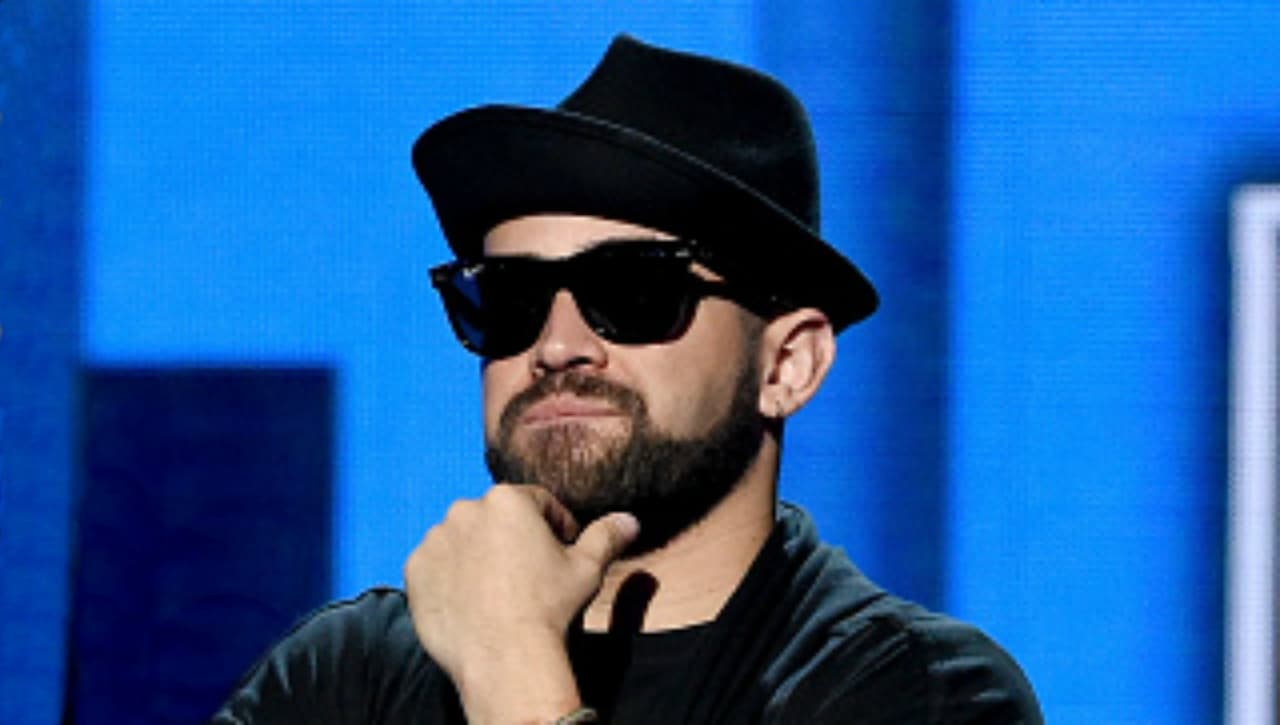 "Lo que puedo decirle a la gente es que se vea en un espejo", pidió, "que acepten sus errores, que traten de no avanzar a favor del orgullo y que traten de darle el puesto a las personas en su vida que se merecen". 
<br>