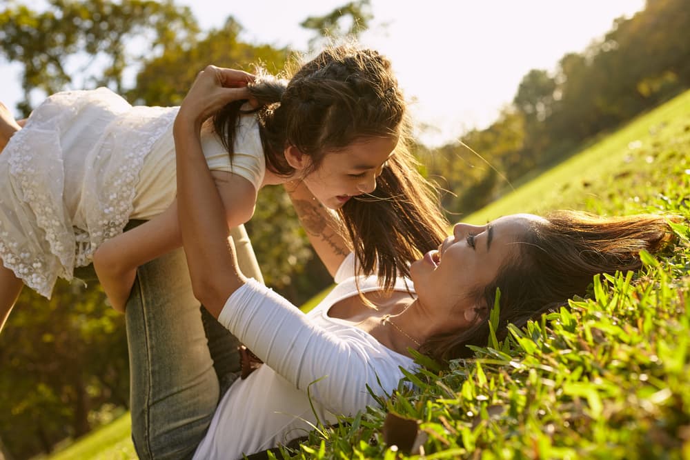 <b>Géminis</b>
<br>
<b>Tu punto fuerte es: Tu “chispa”, tu carácter juvenil y elocuencia</b>
<br>Cuando se está a tu lado, no importa tu edad, se siente la juventud que vibra en tu manera de ver la vida, aunque seas una persona muy mayor. Esto se debe a tu actitud renovada, siempre ágil, con las palabras adecuadas y la ligereza para no tomar demasiado en serio a los demás, encoger los hombros cuando alguien podría irritarte pues no te gusta ser controlado y saltar rápidamente a otros temas. ¡Tu elocuencia fascina!