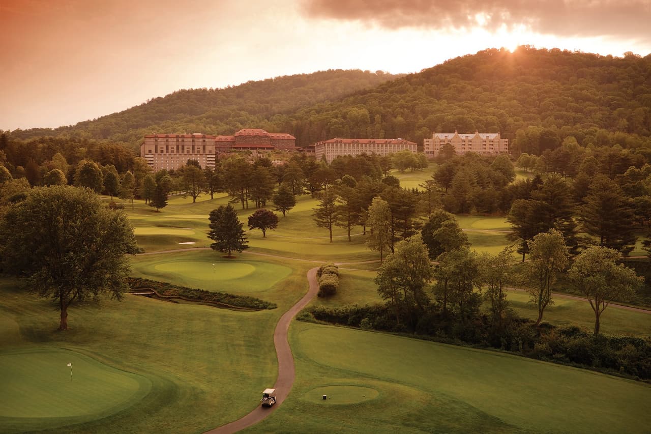 <b><a href="https://www.omnihotels.com/hotels/asheville-grove-park">The Omni Grove Park Inn (Asheville)</a></b>. La dama de rosa es un espíritu amistoso muy conocido que se dice que deambula por The Omni Grove Park Inn desde la década de 1920. Ya sea que su caída desde el quinto piso del Palm Court Atrium en el Inn haya sido un accidente o algo más siniestro, Pink Lady no parece guardarle mucho rencor. Se la ve como una niebla rosa vibrante o como una mujer joven con un vestido rosa, la mayoría de las veces por niños. También fanática de las bromas, se culpa a Pink Lady de encender y apagar las luces y los aires acondicionados, y de reorganizar los objetos en las habitaciones de invitados. Puedes reservar una noche en la habitación 545, donde Pink Lady parece estar particularmente activa, para tener la mejor oportunidad de un encuentro.
<br>
<br>
<b><a href="https://g.page/omnigroveparkinn?share">Cómo llegar</a></b>