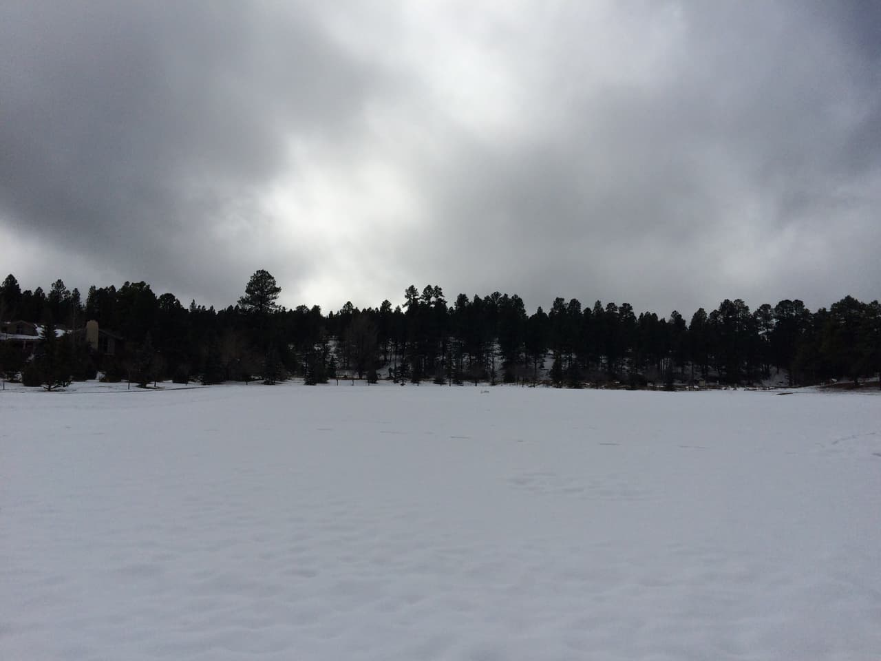 Las tormentas han dejado cubierto de nieve el norte de Arizona, desde Flagstaff hasta la zona de Monument Valley.